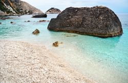 La spiaggia di Petani si trova sull'siola di Cefalonia (Kefalonia) una delle isole Ioniche della Grecia - © Calek / Shutterstock.com