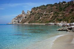 Bella spiaggia appartata sotto la falesia di Tropea in Calabria