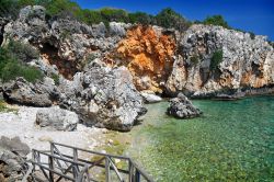 Una spiaggia di ciottoli presso Skala, isola ...