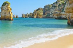 Spiaggia e rocce in Algarve, lungo il litorale di Lagos in Portogallo - © SergiyN / Shutterstock.com