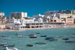 Spiaggia de la Caleta in centro a Cadice, Spagna - © ermejoncqc / Shutterstock.com