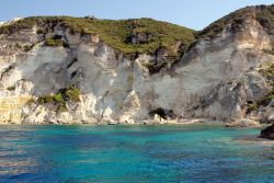 Spiaggia magnifica a Ponza isole Ponziane tirreno Lazio - © claudio zaccherini / Shutterstock.com