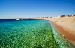 Spiaggia sul mar Rosso: ci troviamo lungo la costa sud del Sinai a Sharm el Sheikh in Egitto - © Eric Gevaert / Shutterstock.com