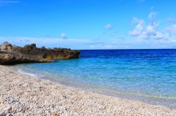 Spiaggia e mare limpido lungo la Riserva dello ...