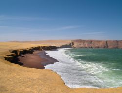 Spiaggia rossa a Paracas, nella costa desertica ...