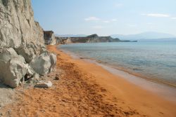 La particolare spiaggia rossa di Xi a Cefalonia, l'isola della costa ionica della Grecia - © balounm / Shutterstock.com