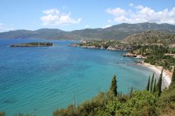 Un tratto di spiaggia vicino a Kalamata, Peloponneso - Tuffarsi nelle acque limpide del mar Ionio con lo skyline delle vicine montagne e degli arenili con le calatte semi nsacoste è un'emozione ...
