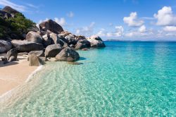 Spring Bay, la bella spiaggia caraibica a Virgin Gorda, Isole Vergini Britanniche (BVI) - © idreamphoto / Shutterstock.com