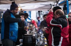 Stand gastronomico che offre zuppe calde al Festival Montreal Lumiere, nel Quebec. E' uno degli eventi invernali più visitati al mondo - © Marie-Claire Denis / www.montrealenlumiere.com ...