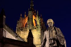 La Statua di Adam Smith (economista) lungo il Royal Mile di Edimburgo, la capitale della Scozia - © Rob van Esch / Shutterstock.com