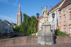Statua di Giovanni Nepomuceno, Bruges - Considerato il protettore delle persone in pericolo di annegamento, questo religioso boemo - proclamato santo da papa Benedetto XIII nel 1729 - fu fatto ...
