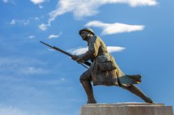 Statua del Milite Ignoto a Brasov, Romania - Un particolare del gruppo scultoreo dedicato al Milite Ignoto ospitato nel centro storico della città di Brasov © Photosebia / Shutterstock.com ...