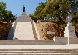 Statua di Napoleone presso i Jardins du Casone di Ajaccio. Il monumento riporta tutte le vittorie militari della vita di Napoleone - © Mor65 / Shutterstock.com