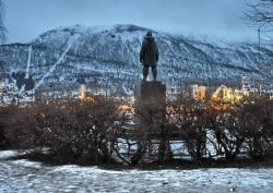 La statua di Roald Amundsen, vicino al porto di Tromso in Norvegia. Fu l'esploratore che conquistò il Polo Sud nel 1911, ed il primo a sorvolare il Polo Nord, una vera leggenda norvegese. ...