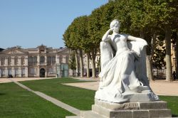 Statua in un giardino di Carcassonne, Linguadoca Rossiglione (Francia)- © Philip Lange / Shutterstock.com