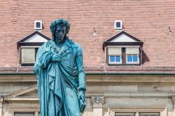 Nel centro storico di Stoccarda, in Piazza Schiller, c'è la statua del poeta, filosofo, storico e drammaturgo tedesco Friedrich Schiller, realizzata nel 1839 dallo scultore danese Bertel ...