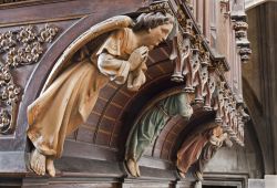 Statue di legno che ornano l'organo della Cattedrale di S Elisabetta a Kosice - © Renata Sedmakova / Shutterstock.com 