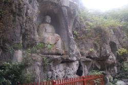 Statua che si trova sulla collina del "Picco Venuto in Volo" alias Feilaifeng ad Hangzhou in Cina. Si trova a sud del Tempio di Lingyinsi 