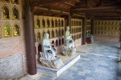 Statue di Buddha, Ninh Binh, Vietnam: nel tempio Bai Dinh trovano spazio statue del Buddha di ogni dimensione. Ne esiste anche una alta oltre dieci metri che pesa cento tonnellate - Foto © ...