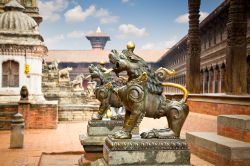 Statue dei Leoni di Taleju Chock a Durbar Square a Bhaktapur - © Aleksandar Todorovic / shutterstock.com