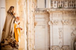Statue di cartapesta nella piazza della Cattedrale di Lecce, una delle chiese barocche più famose della  Puglia - © Piccia Neri / Shutterstock.com