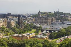 Stazione di Waverly a Edimburgo, la capitale ...