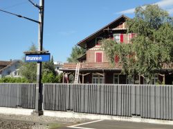 Arrivo nella stazione ferroviaria di Brunnen in Svizzera