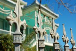 Particolare delle Steamboat Houses, New Orleans - Fra i più suggestivi edifici antichi costruiti a New Orleans due sorgono a Lower Ninth Ward. Agli inizi del 20° secolo la famiglia ...