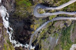 La cascata Stigfossen, lungo la discesa dei Trollstigen, il punto più spettacolare della Strada 63, lungo la cosiddetta Golden Route della Norvegia, che collega Geiranger con Andalsnes. ...