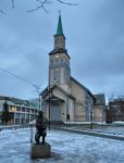 Dalla via Storgata così si presenta in inverno la piazza davanti alla cattedrale di Tromso in Norvegia