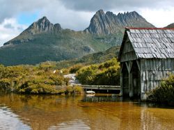 Una storica Boathouse, una rimessa per barche, sul Dove Lake (Cradle Mountain Park) in Tasmania - © Ashley Whitworth / Shutterstock.com