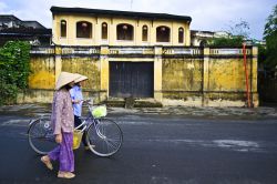 Strada nel centro storico di Hoi An, uno dei centri culturali più importanti del Vietnam 115133461 - © filmlandscape / Shutterstock.com 