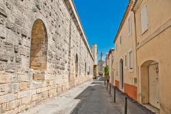 Strada nella città fortificata di Aigues Mortes, Provenza - Conosciuta anticamente con il nome di Eaux Mortes per via delle lagune e delle acque stagnanti, questo suggestivo borgo della ...