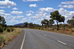 Strada che conduce dai Kata Tjuta fino ad Ayers Rock