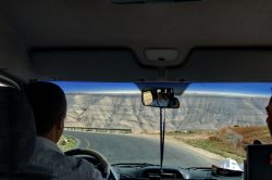 In autobus lungo la spettacolare Strada dei Re a Madaba, in  Giordania