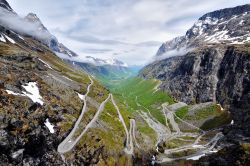 Strada dei Troll, Trollstigen (Norvegia). Si tratta di un itinerario di 106 chilometri che attraversa il meglio della natura dela Norvegia Occidentale con una vista vertiginosa su ripide montagne, ...