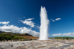 Eruzione del geyser Strokkur, Islanda. Con i suoi fiotti che raggiungono i 15-20 metri, e talvolta i 40, Strokkur è il geyser più fotografato al mondo. Ogni anno attrae milioni ...