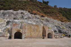 Stufe nella Solfatara di Pozzuoli. Nel 19° secolo servivano come terme, per i trattamenti delle vie respiratorie