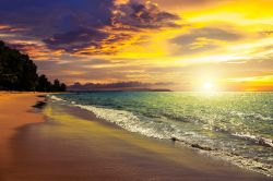 Sunset beach, tramonto in spiaggia a Khao Lak ...