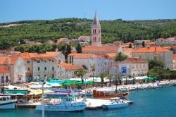 Supetar, in italiano San Pietro di Brazza, il porto principale dell'isola di Brac, una delle mete mare più importanti della Dalmazia e della Croazia - © darios / Shutterstock.com ...