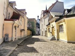 La parte vecchia di Tallinn (Estonia) è un dedalo pittoresco di strade acciottolate, piazzette nascoste e case dalle forme irregolari e i colori delicati - © Hansen / Shutterstock.com ...