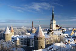 In inverno Tallinn si copre spesso di neve: i tetti glassati di bianco fanno pensare a un villaggio delle fiabe, e l'aria pungente fa venir voglia di sciare - © formiktopus / Shutterstock.com ...