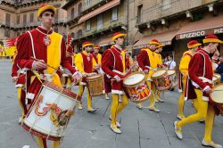 Siena, Toscana: un gruppo di tamburini in costume si esercita per Contrada Val di Montone in attesa del Palio - © astudio / Shutterstock.com
