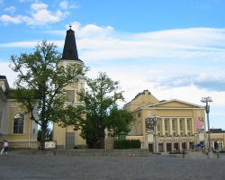 Piazza Keskustori e il teatro di Tampere, Finlandia - La piazza centrale di Tampere ospita fra i vari edifici anche il teatro cittadino dove si svolgono eventi culturali e musicali
