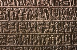 Tavoletta con scrittura degli Ittiti esposta nel favoloso Museo delle Civiltà Anatoliche di Ankara in Turchia. Conserva al suo interno delle opere d'arte di valore inestimabile - zebra0209 ...
