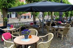 Tavoli all'esterno di un bar nel cuore di Sloten in Olanda