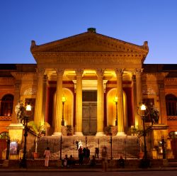 Il Teatro Massimo di Palermo (Sicilia), intitolato a Vittorio Emanuele, è il più grande teatro lirico d'Italia e tra i maggiori d'Europa. Il complesso monumentale - che ...