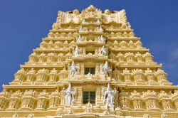 Il Tempio Sri Chamundeswari sulla Chamundi Hill a Mysore in India - © Alberto Loyo / shutterstock.com