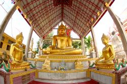 Fotografia panoramica del tempio Wat Thai, a Ubon Ratchathani  - Come in molti altri stupa di Ubon e dintorni, anche nel tempio Wat Thai la devozione dei fedeli si esprime davanti alle ...