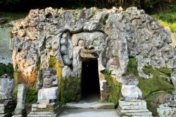 Fotografia del tempio di Goa Gajah: questo particolare sito religioso si trova a Bali in Indonesia. E' chiamato con il nome di Grotta dell'Elefante e venne costruito nel nono secolo. ...